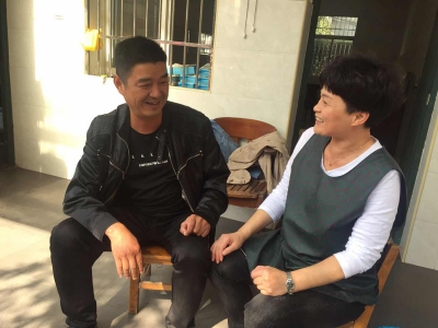黨員走訪職工家屬，為同事解決疑難問題