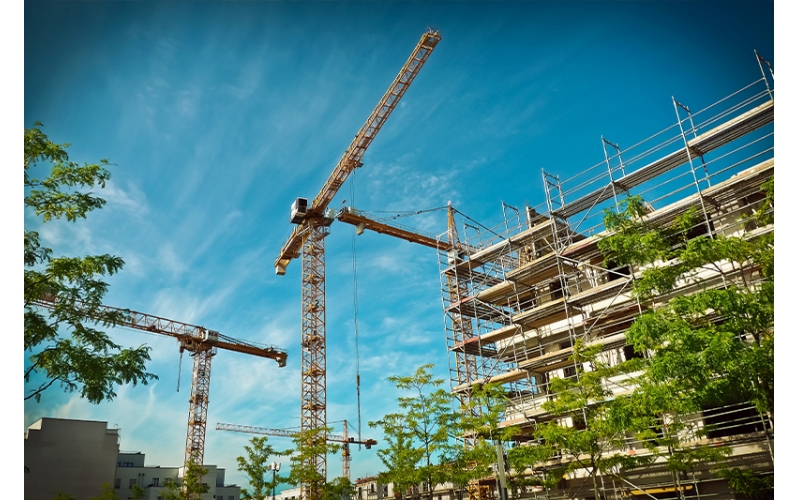 建筑施工項(xiàng)目管理項(xiàng)目是建筑施工企業(yè)最基本的業(yè)務(wù)單元，企業(yè)開(kāi)展數(shù)字化轉(zhuǎn)型要以項(xiàng)目為基石，緊緊圍繞不同項(xiàng)目類(lèi)型、階段、業(yè)務(wù)全場(chǎng)景開(kāi)展，最終實(shí)現(xiàn)企業(yè)數(shù)字化轉(zhuǎn)型升級(jí)。隨著工程建設(shè)項(xiàng)目投資規(guī)模增長(zhǎng)，建筑物形式多樣、體量大、結(jié)構(gòu)復(fù)雜，同時(shí)建筑施工周期長(zhǎng)，使用的材料品種多，耗用量大。建筑施工項(xiàng)目管理主要呈現(xiàn)以下特點(diǎn)。覆蓋面廣建筑施工項(xiàng)目管理綜合性強(qiáng)、涉及面廣，需要工程、商務(wù)、技術(shù)等部門(mén)多方協(xié)同，同時(shí)還涉及建筑、